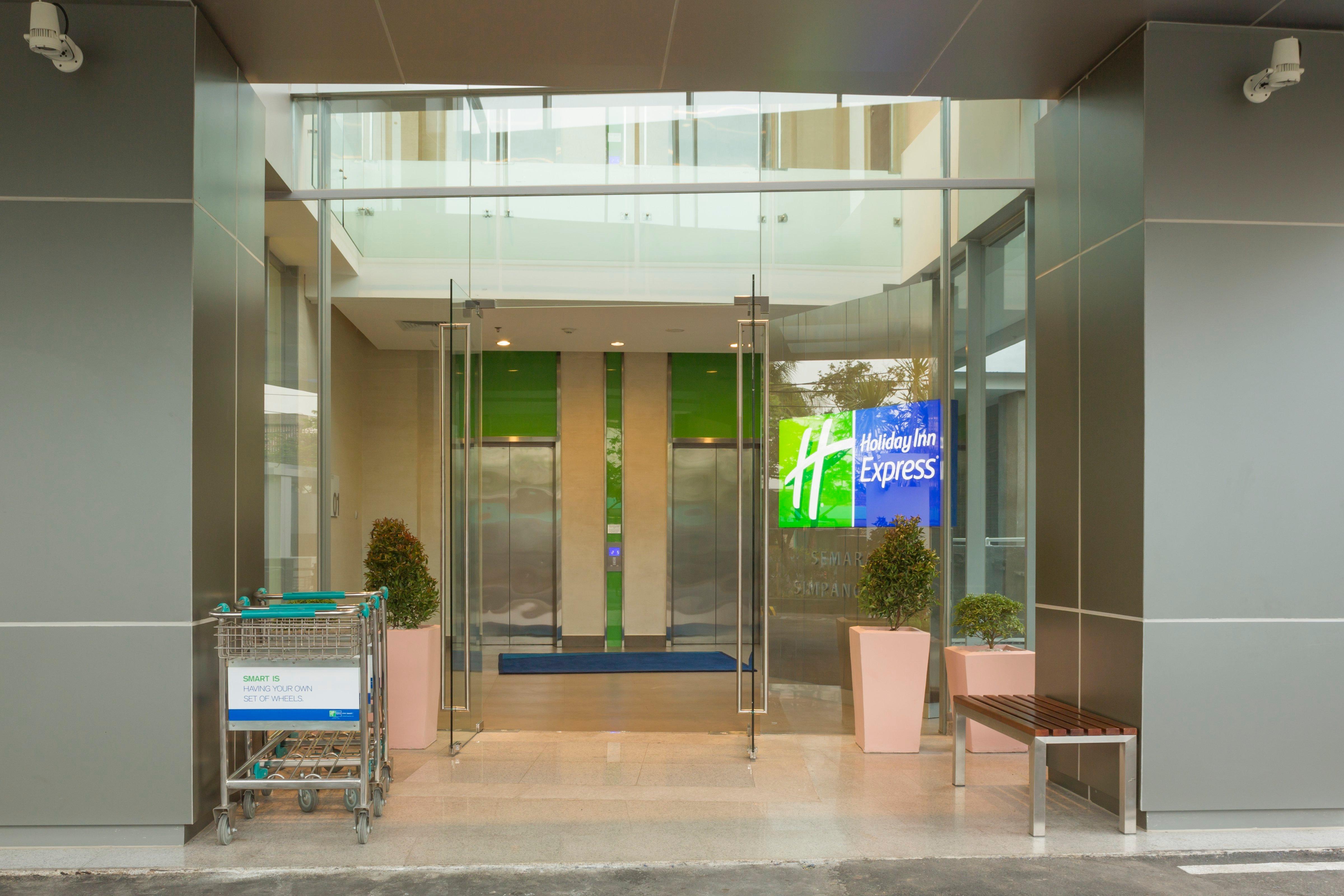 Holiday Inn Express Semarang Simpang Lima, an IHG Hotel Bagian luar foto