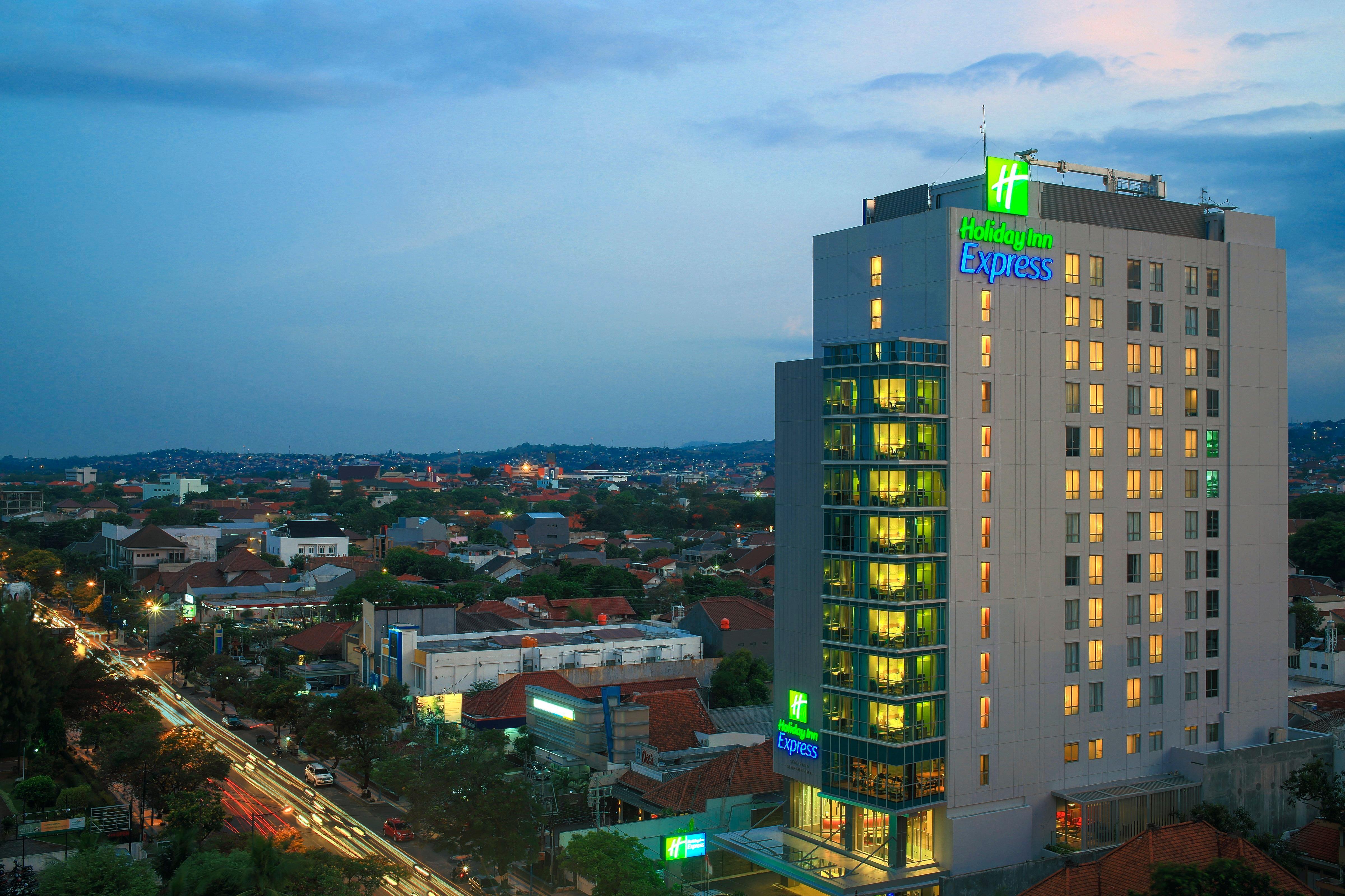 Holiday Inn Express Semarang Simpang Lima, an IHG Hotel Bagian luar foto